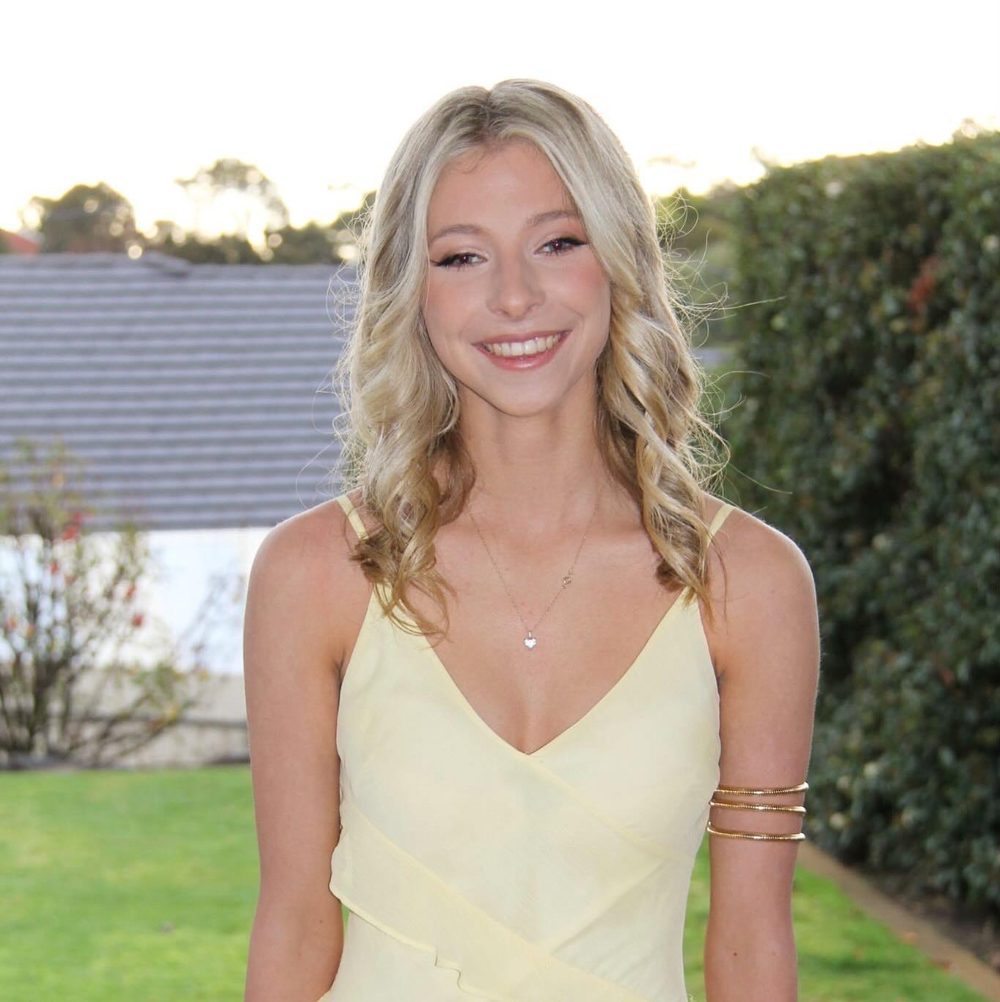 Client glow result, casual yellow dress outdoors
